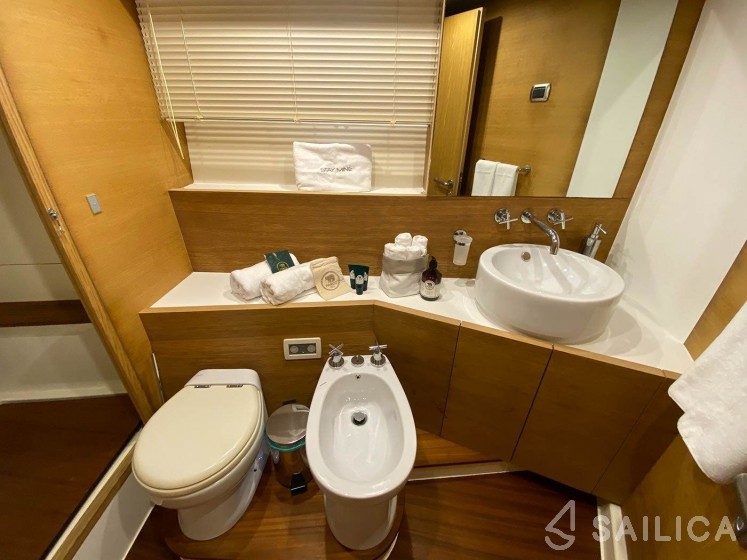 Aicon 62 SL - Yacht Charter Sailica