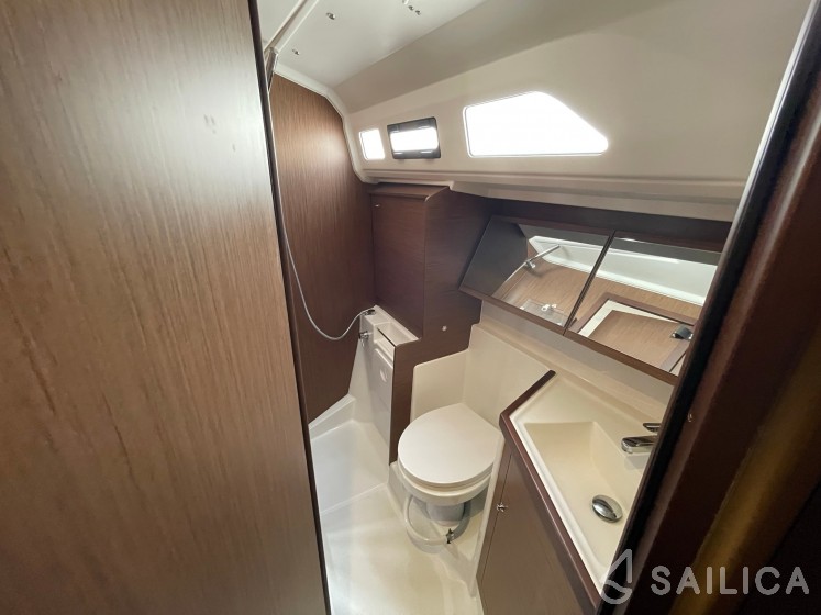 Oceanis 40.1 - Yacht Charter Sailica