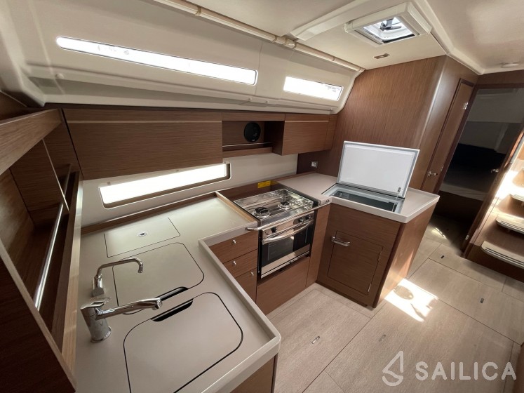 Oceanis 40.1 - Yacht Charter Sailica