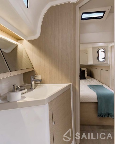 Oceanis 40.1 - Yacht Charter Sailica
