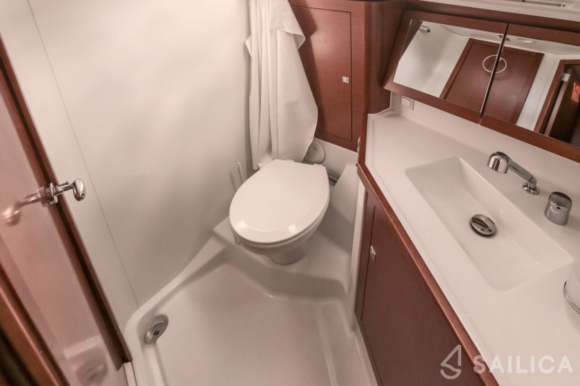 Oceanis 45 - Yacht Charter Sailica