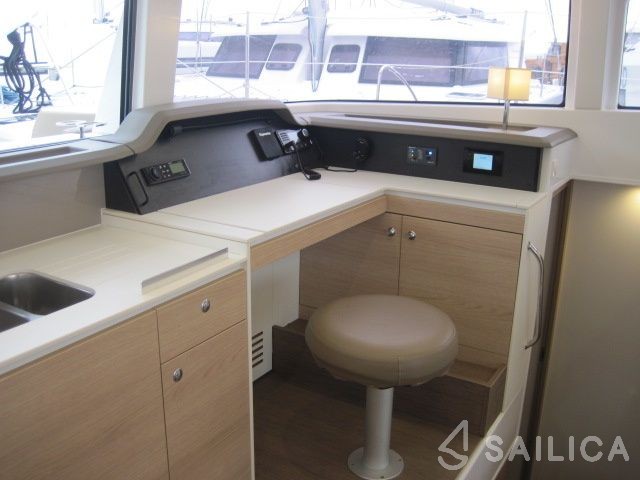 Bali 4.1 - Yacht Charter Sailica
