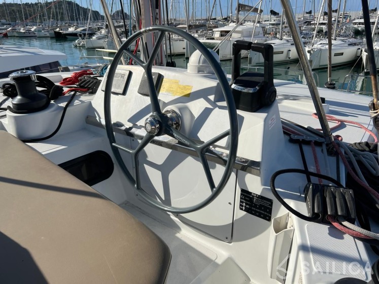 Bali 4.1 - Yacht Charter Sailica