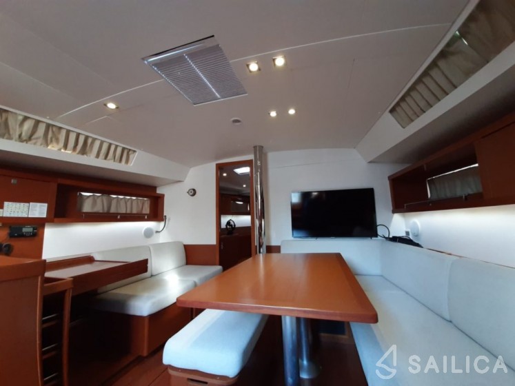 Oceanis 45 - Yacht Charter Sailica