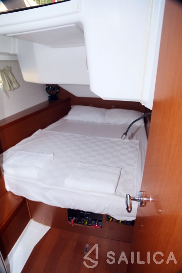 Oceanis 45 - Yacht Charter Sailica
