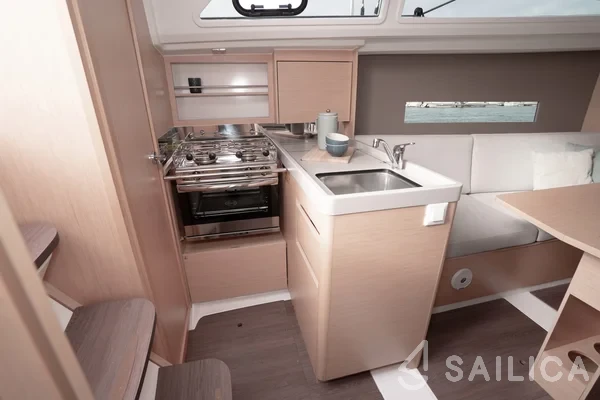 Oceanis 30.1 - Yacht Charter Sailica