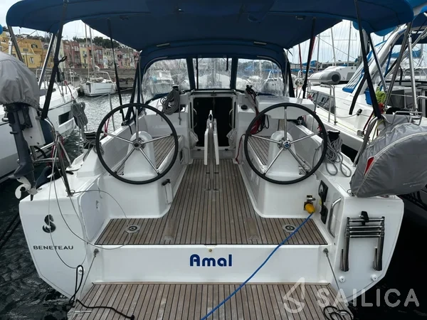 Oceanis 30.1 - Yacht Charter Sailica