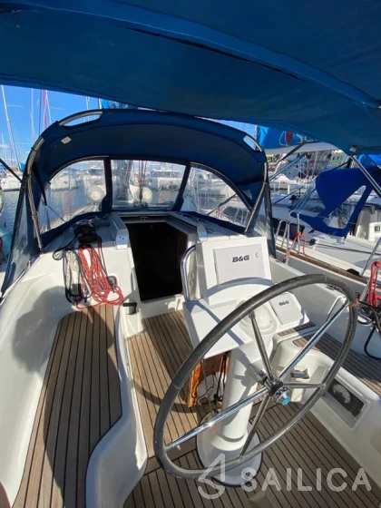 Oceanis 31 - Yacht Charter Sailica