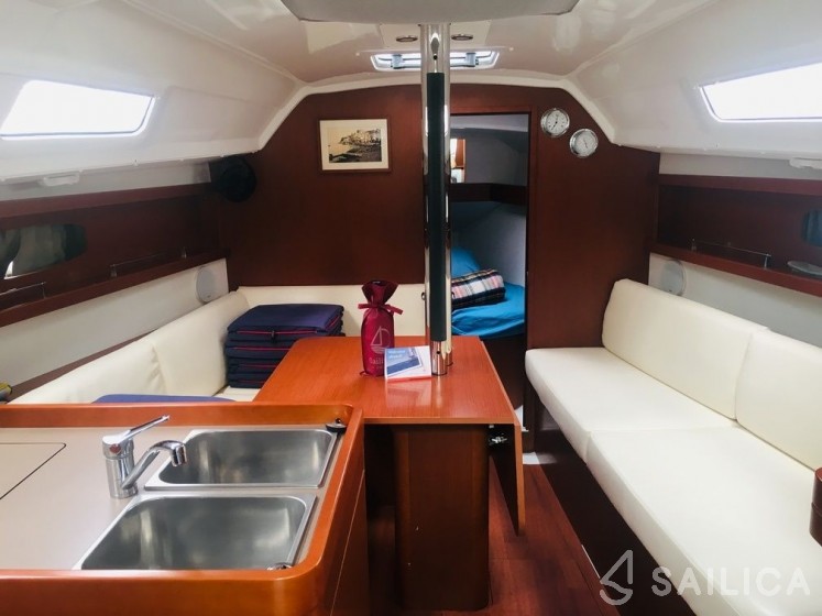 Oceanis 31 - Yacht Charter Sailica