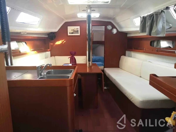 Oceanis 31 - Yacht Charter Sailica