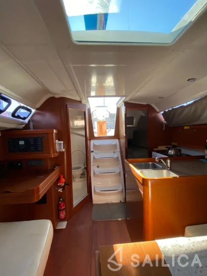 Oceanis 31 - Yacht Charter Sailica