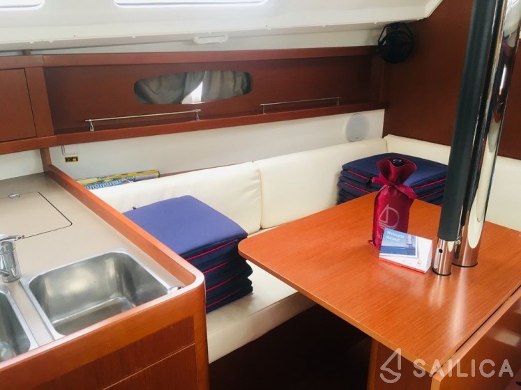 Oceanis 31 - Yacht Charter Sailica