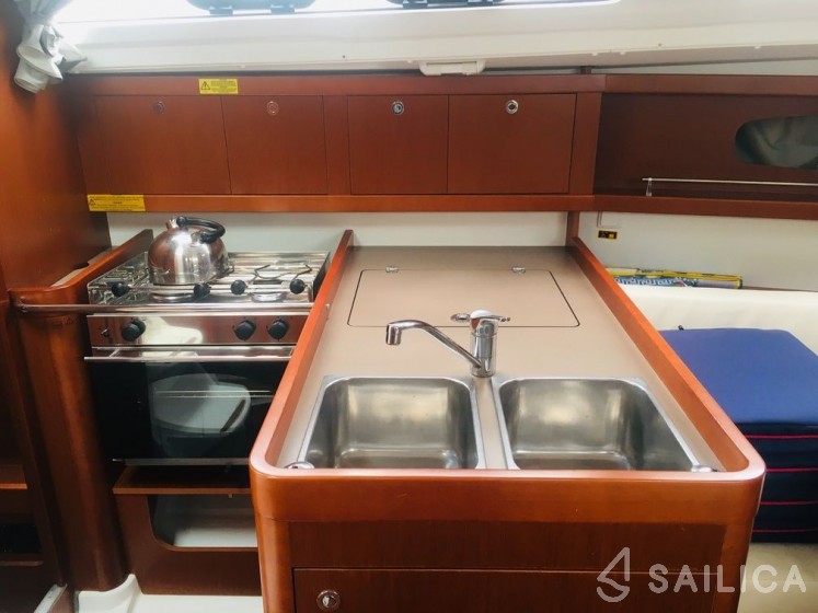 Oceanis 31 - Yacht Charter Sailica