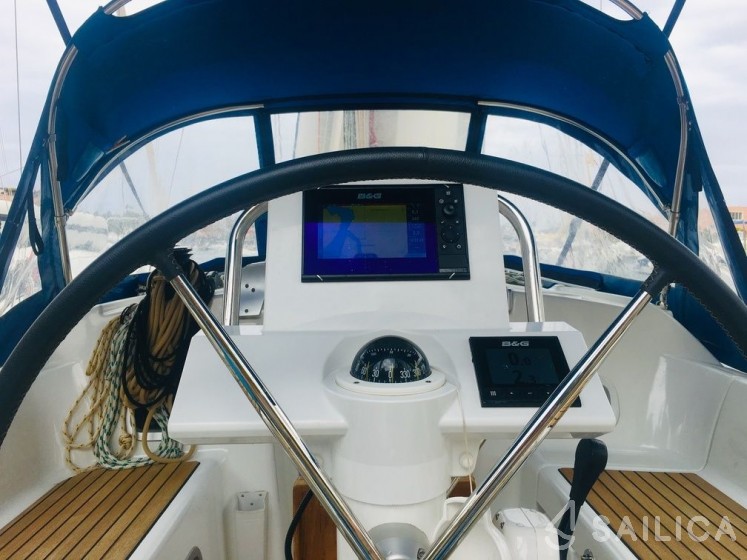 Oceanis 31 - Yacht Charter Sailica