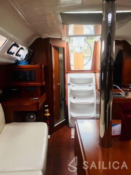 Oceanis 31 - Yacht Charter Sailica