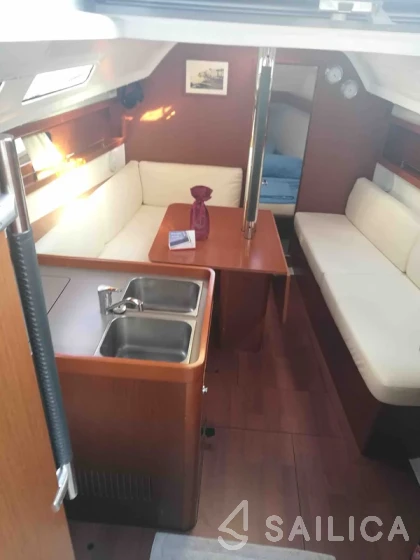 Oceanis 31 - Yacht Charter Sailica
