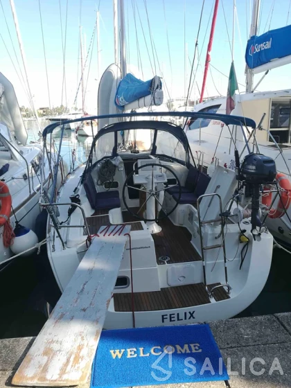 Oceanis 31 - Yacht Charter Sailica