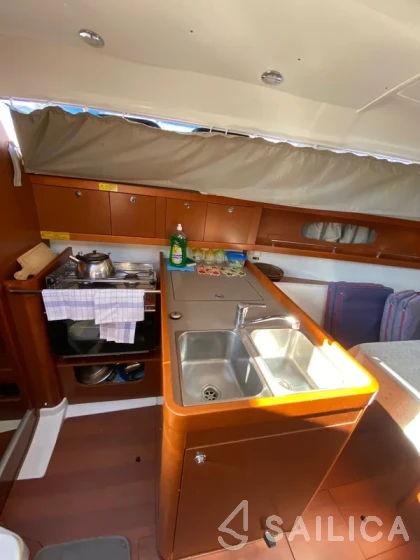 Oceanis 31 - Yacht Charter Sailica