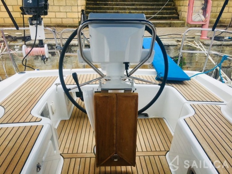 Oceanis 31 - Yacht Charter Sailica