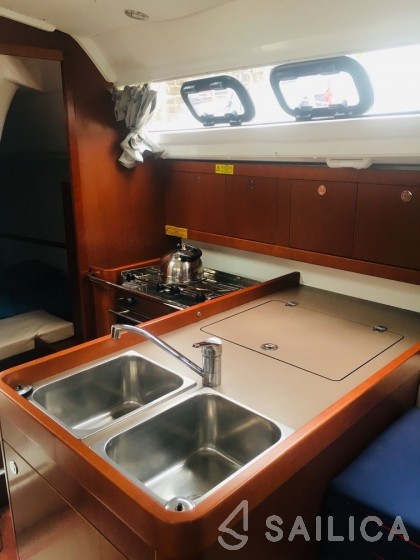 Oceanis 31 - Yacht Charter Sailica