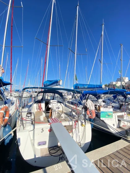 Oceanis 31 - Yacht Charter Sailica