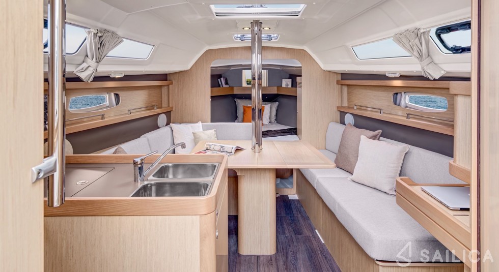 Oceanis 31 - Yacht Charter Sailica