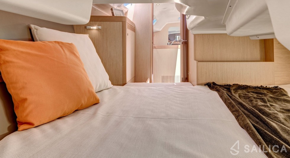 Oceanis 31 - Yacht Charter Sailica