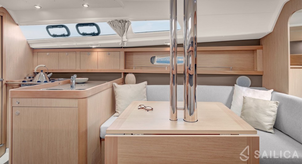 Oceanis 31 - Yacht Charter Sailica