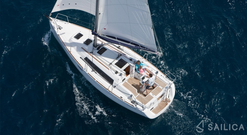 Oceanis 31 - Yacht Charter Sailica