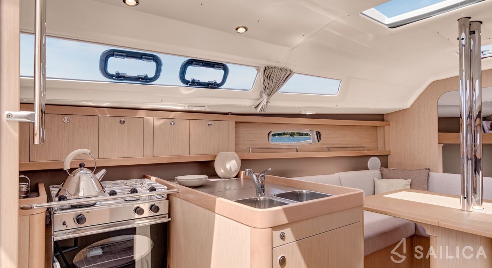 Oceanis 31 - Yacht Charter Sailica