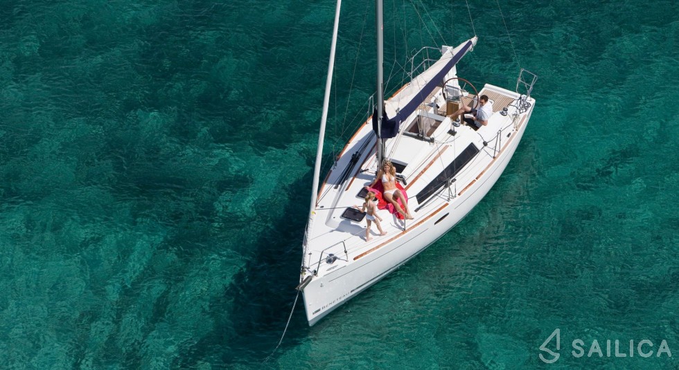 Oceanis 31 - Yacht Charter Sailica