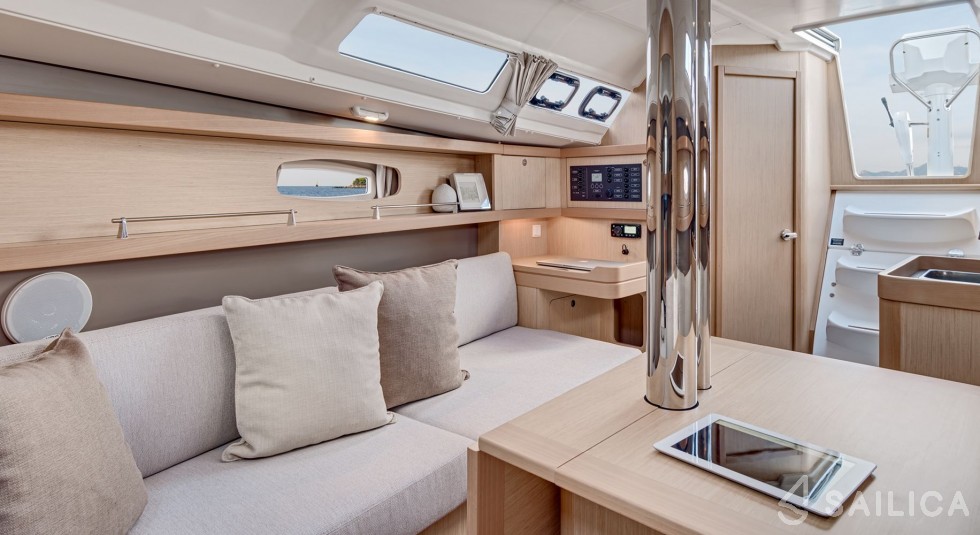 Oceanis 31 - Yacht Charter Sailica