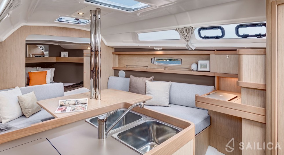 Oceanis 31 - Yacht Charter Sailica