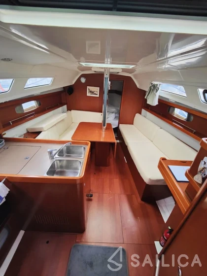 Oceanis 31 - Yacht Charter Sailica