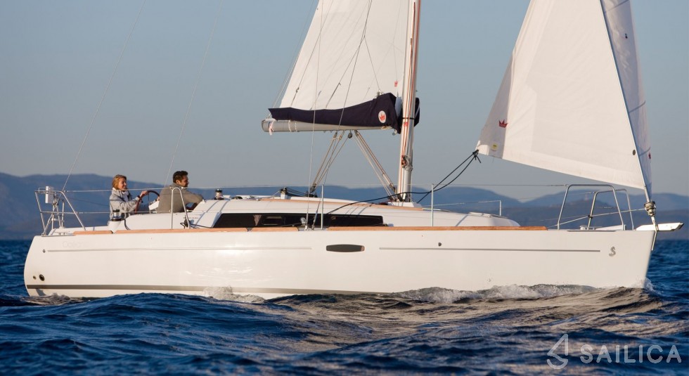 Oceanis 31 - Yacht Charter Sailica