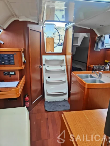 Oceanis 31 - Yacht Charter Sailica