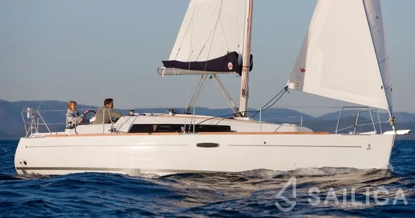 Oceanis 31 - Yacht Charter Sailica