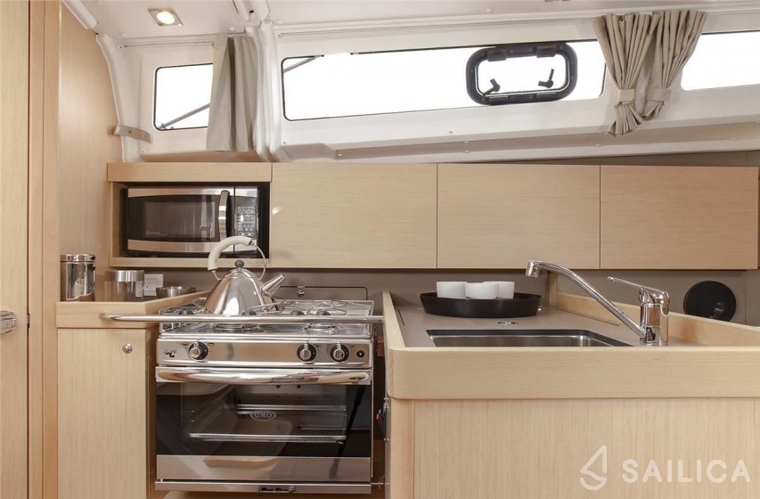 Oceanis 35.1 - Yacht Charter Sailica