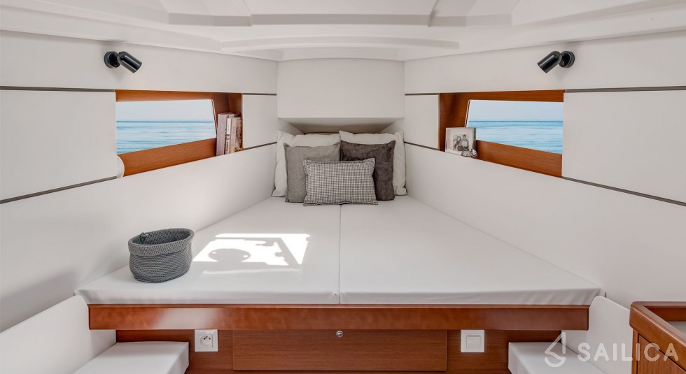 Oceanis 35.1 - Yacht Charter Sailica