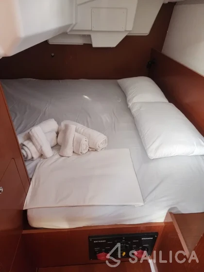 Oceanis 35.1 - Yacht Charter Sailica