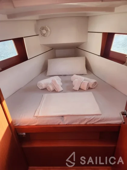 Oceanis 35.1 - Yacht Charter Sailica