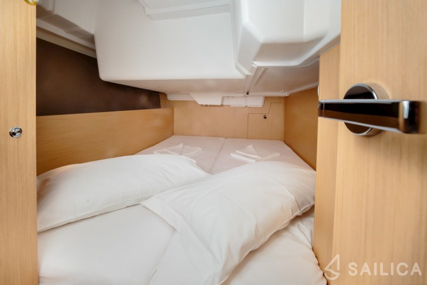 Oceanis 35.1 - Yacht Charter Sailica
