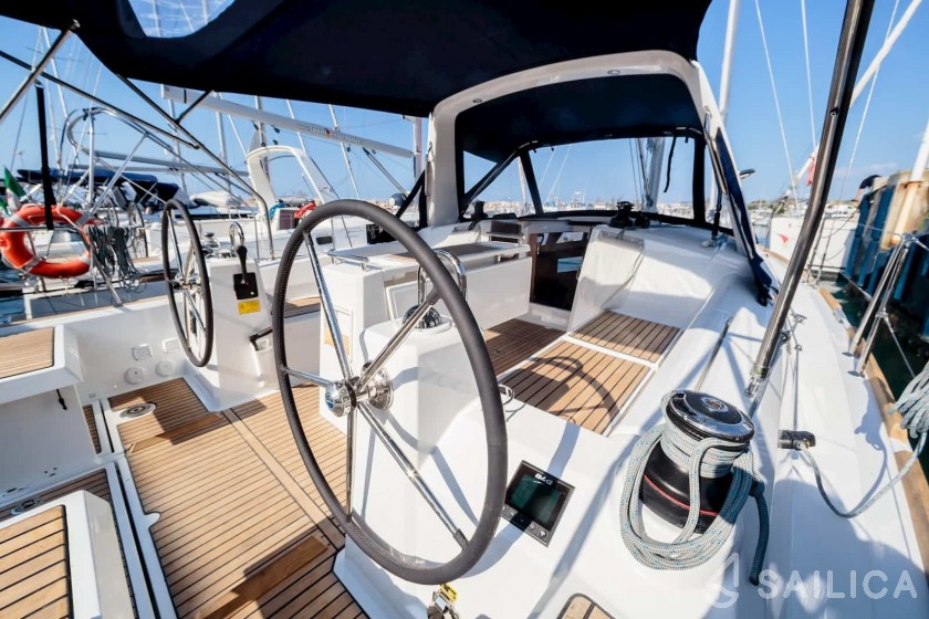 Oceanis 35.1 - Yacht Charter Sailica