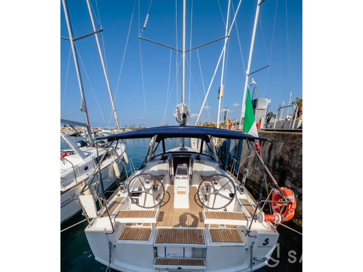 Oceanis 35.1 - Yacht Charter Sailica