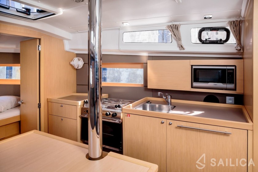 Oceanis 35.1 - Yacht Charter Sailica