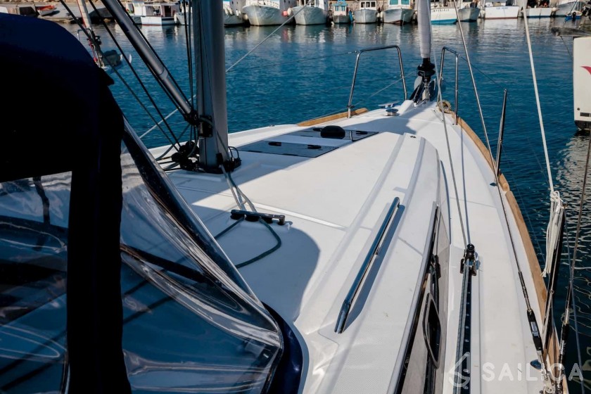 Oceanis 35.1 - Yacht Charter Sailica