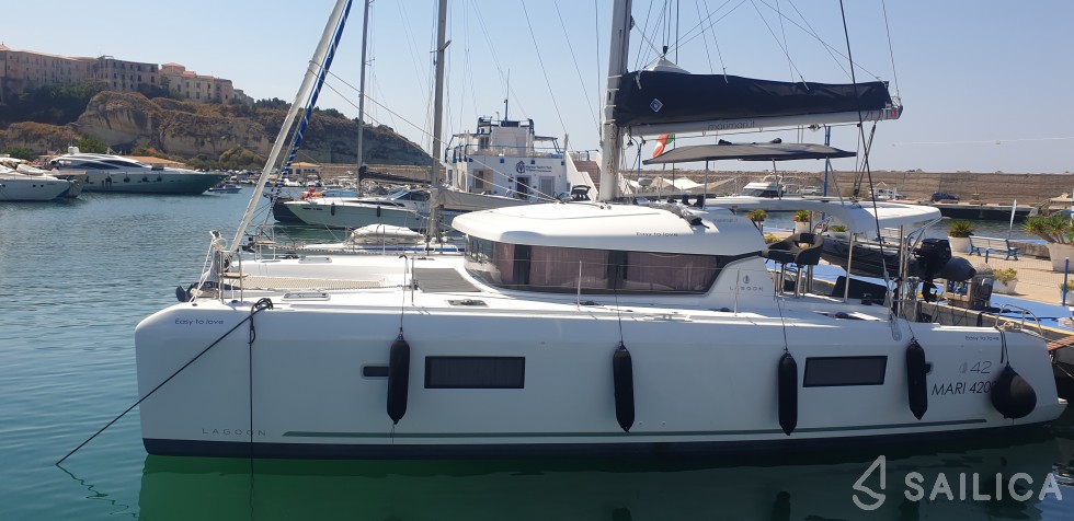 Lagoon 42 - Yacht Charter Sailica