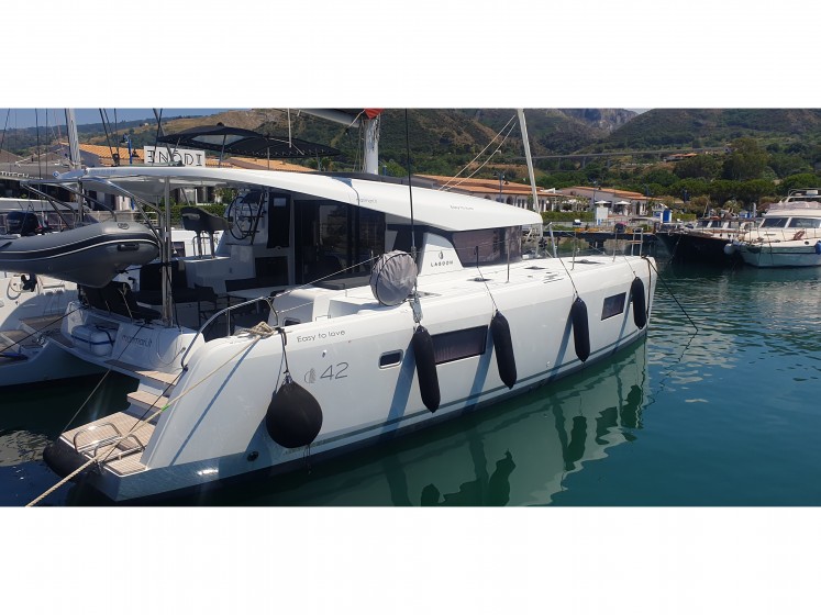 Lagoon 42 - Yacht Charter Sailica