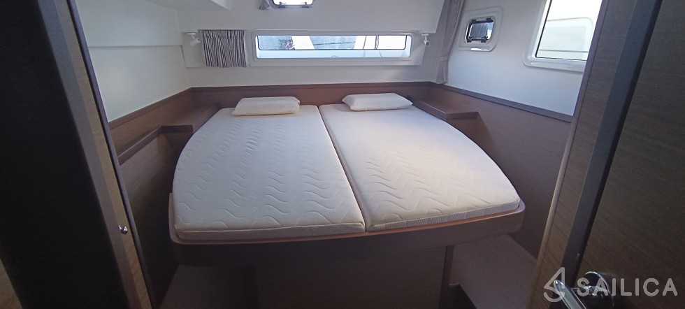 Lagoon 42 - Yacht Charter Sailica