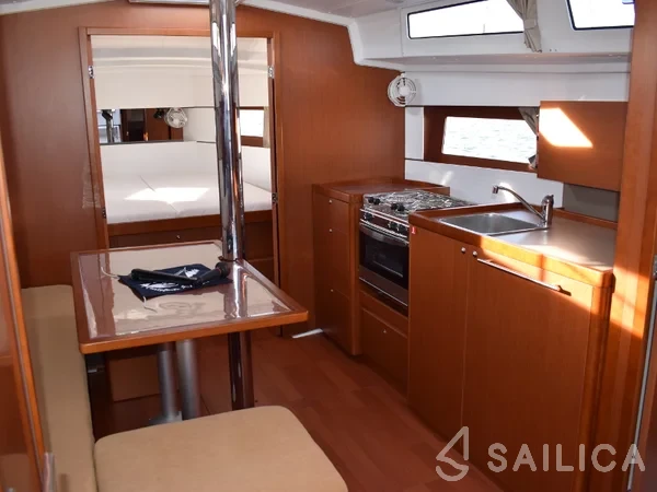 Oceanis 38 - Yacht Charter Sailica